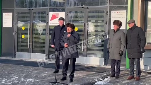 Раис Татарстана Рустам Минниханов на торжественном открытии поликлиники «Весна» вручил сертификат на девять автомобилей скорой помощи