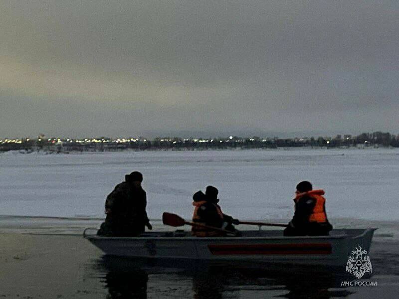 На Каме спасли рыбака, отрезанного от берега на льду