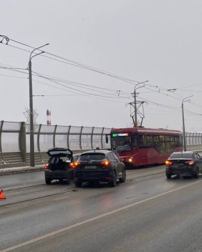 В Казани на Кировской дамбе из-за ДТП образовалась пробка