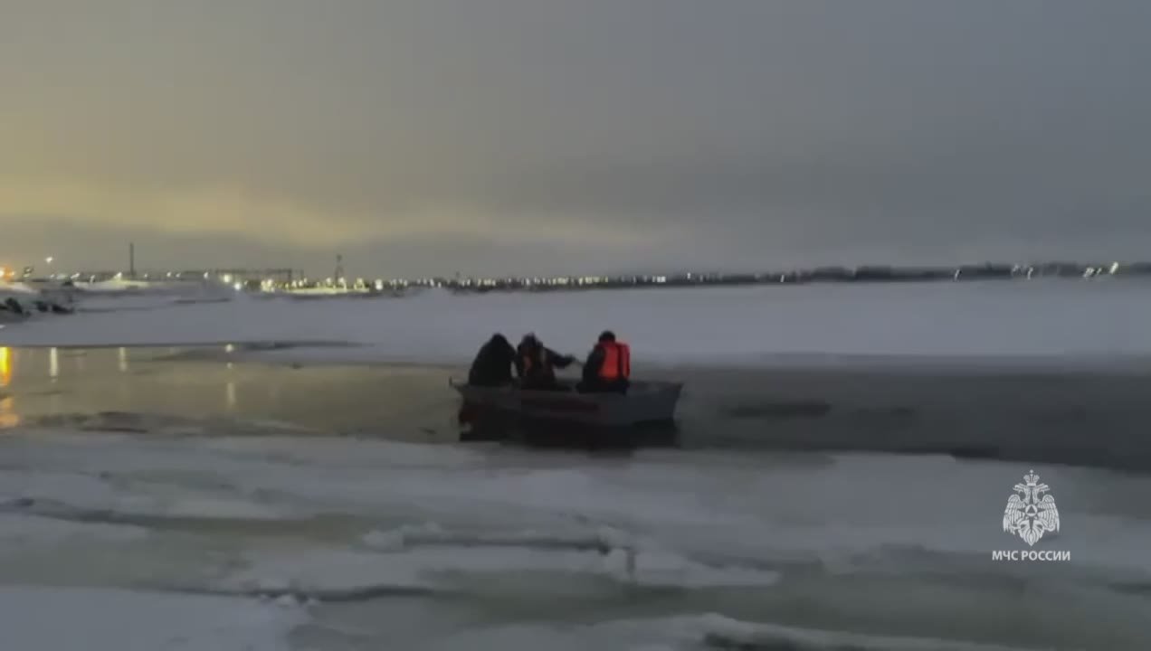 На Каме спасли пожилого рыбака, который оказался отрезан водой на льду
