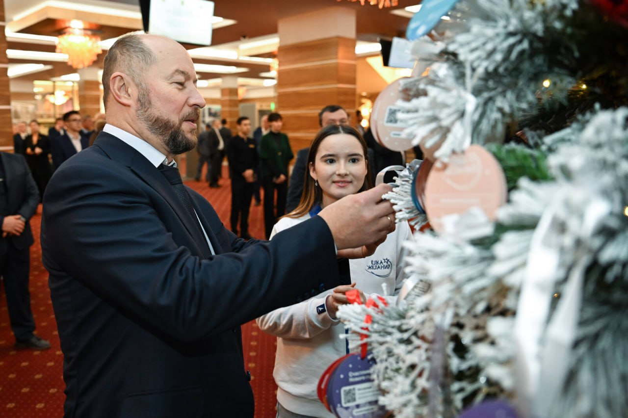 Рустам Минниханов вновь принял участие в акции «Елка желаний» Рустам Минниханов вновь принял участие в акции «Елка желаний»