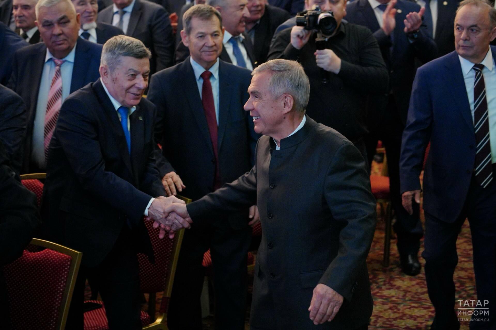 Рустам Минниханов: «Важно выбрать такой путь, чтобы мы потом не сожалели» Рустам Минниханов: «Важно выбрать такой путь, чтобы мы потом не сожалели»