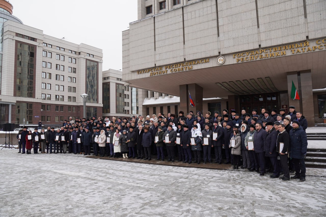Рустам Минниханов вручил ключи от 100 автомобилей муниципалитетам Татарстана Рустам Минниханов вручил ключи от 100 автомобилей муниципалитетам Татарстана