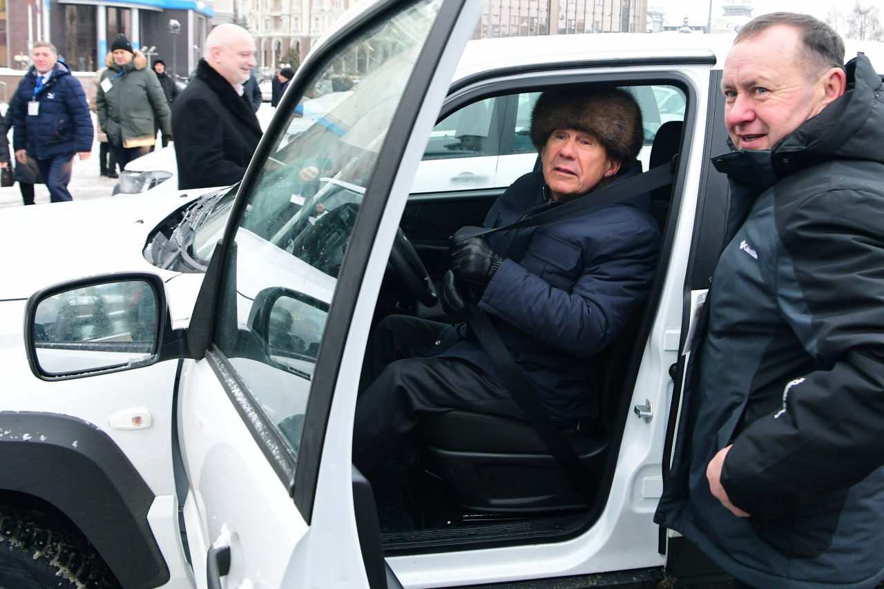 Ключи от 100 автомобилей вручил Рустам Минниханов победителям республиканского смотра-конкурса среди муниципальных образований Ключи от 100 автомобилей вручил Рустам Минниханов победителям республиканского смотра-конкурса среди муниципальных образований