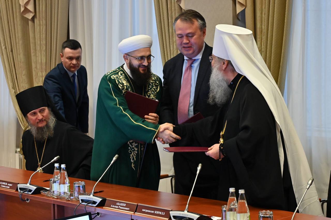 Соглашения о сотрудничестве между Министерством здравоохранения, Татарстанской митрополией и Духовным управлением мусульман подписали в Государственном Совете Соглашения о сотрудничестве между Министерством здравоохранения, Татарстанской митрополией и Духовным управлением мусульман подписали в Государственном Совете