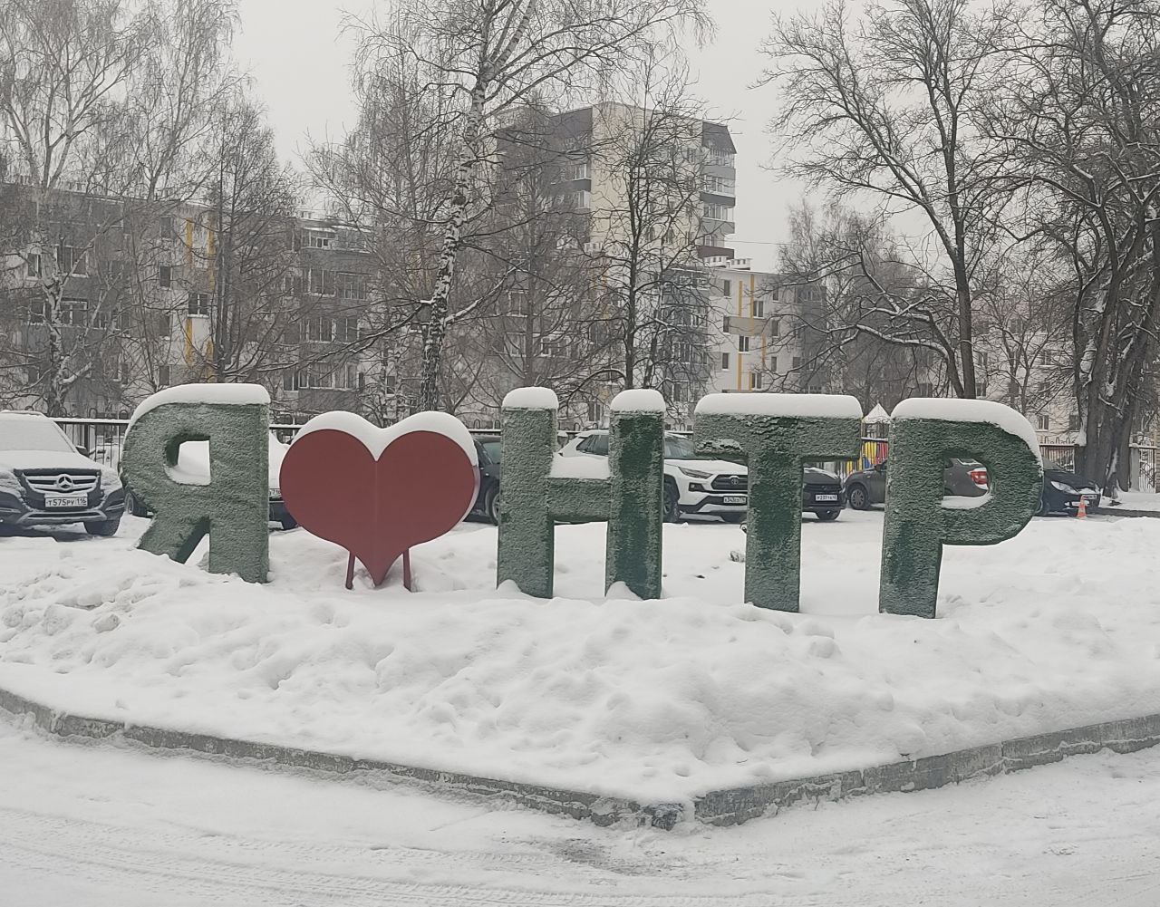 Сегодня ожидается -6... -2 градуса, к концу дня потеплеет до 0. Во второй половине дня возможен снег