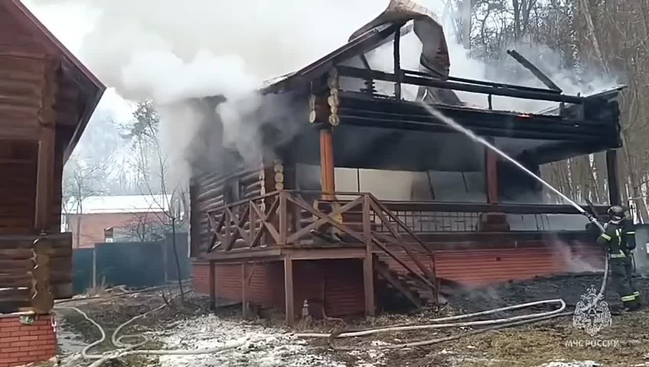 Пожарные потушили горящий дом на базе отдыха в Зеленом бору