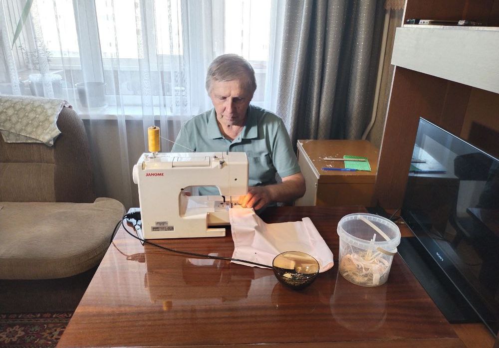 Ветеран шинного производства Александр Атлашов раньше изготовлял покрышки, а теперь вместе с супругой Любовью шьет наволочки и адаптивное нижнее белье для госпиталей на СВО