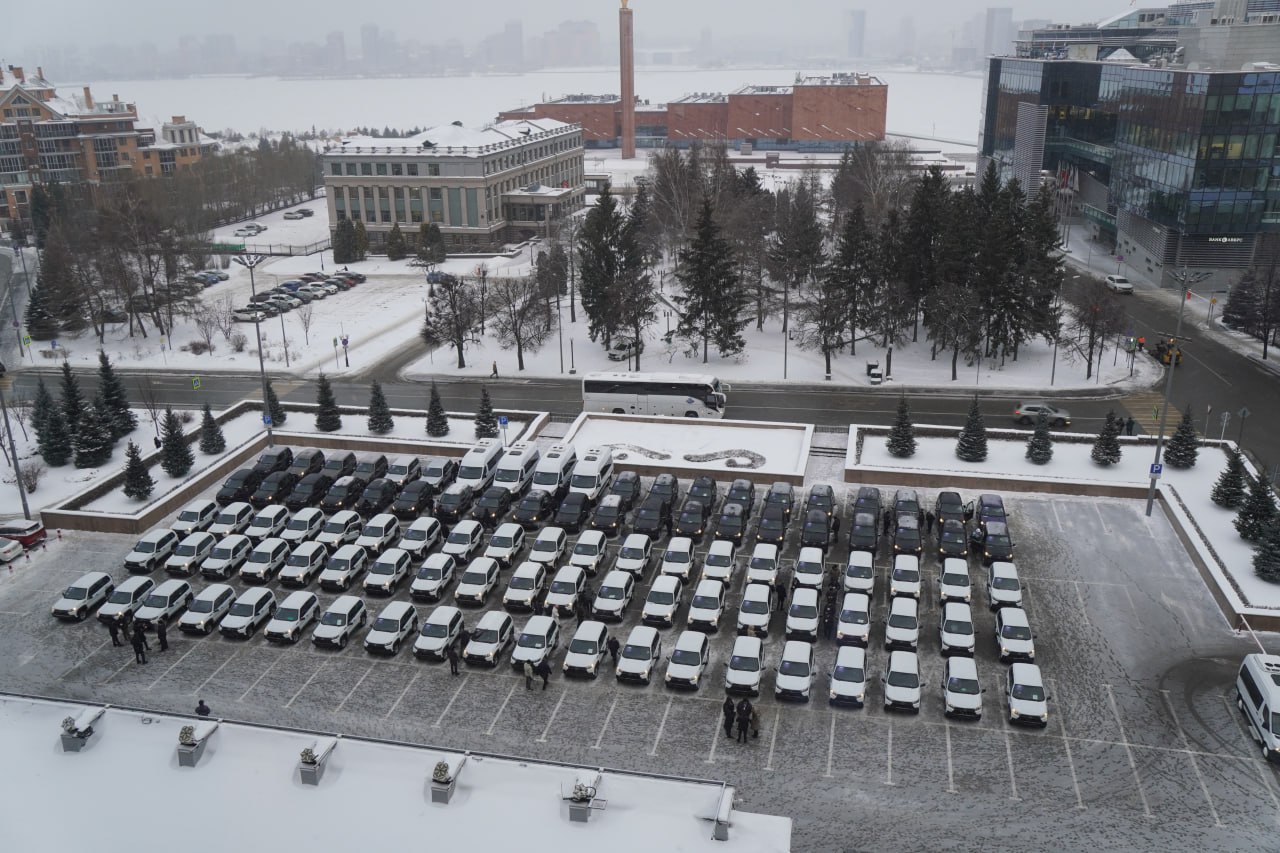 Рустам Минниханов вручил ключи от 100 автомобилей муниципалитетам Татарстана