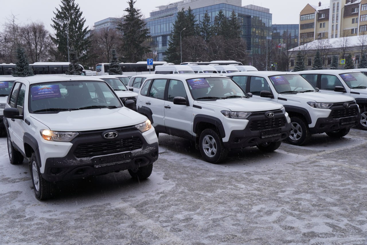 Рустам Минниханов вручил ключи от 100 автомобилей муниципалитетам Татарстана Рустам Минниханов вручил ключи от 100 автомобилей муниципалитетам Татарстана