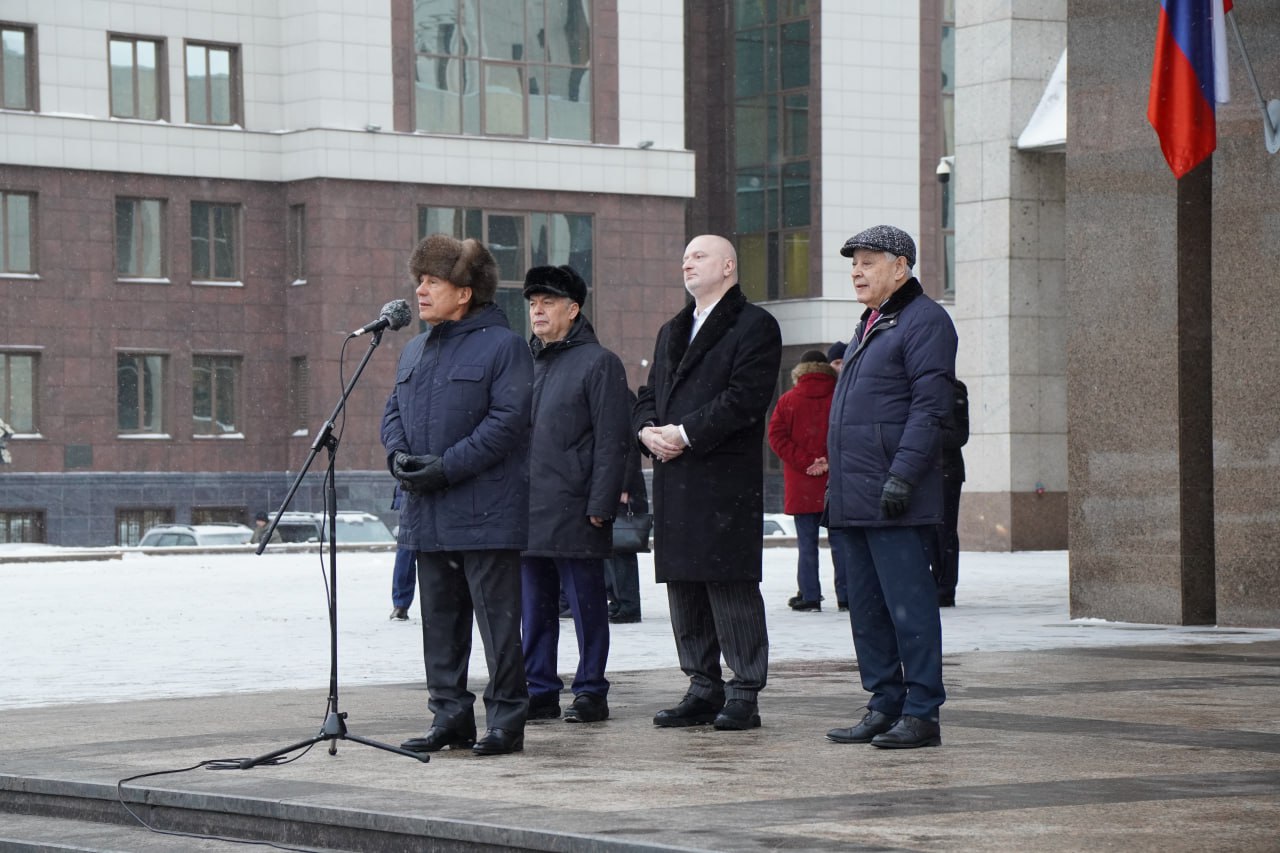 Рустам Минниханов вручил ключи от 100 автомобилей муниципалитетам Татарстана Рустам Минниханов вручил ключи от 100 автомобилей муниципалитетам Татарстана