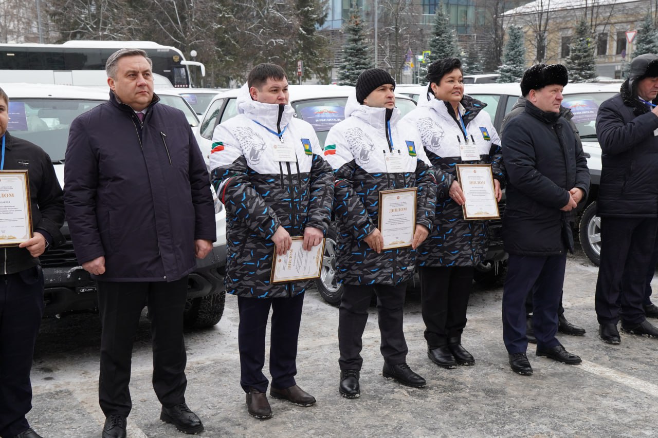 Рустам Минниханов вручил ключи от 100 автомобилей муниципалитетам Татарстана Рустам Минниханов вручил ключи от 100 автомобилей муниципалитетам Татарстана