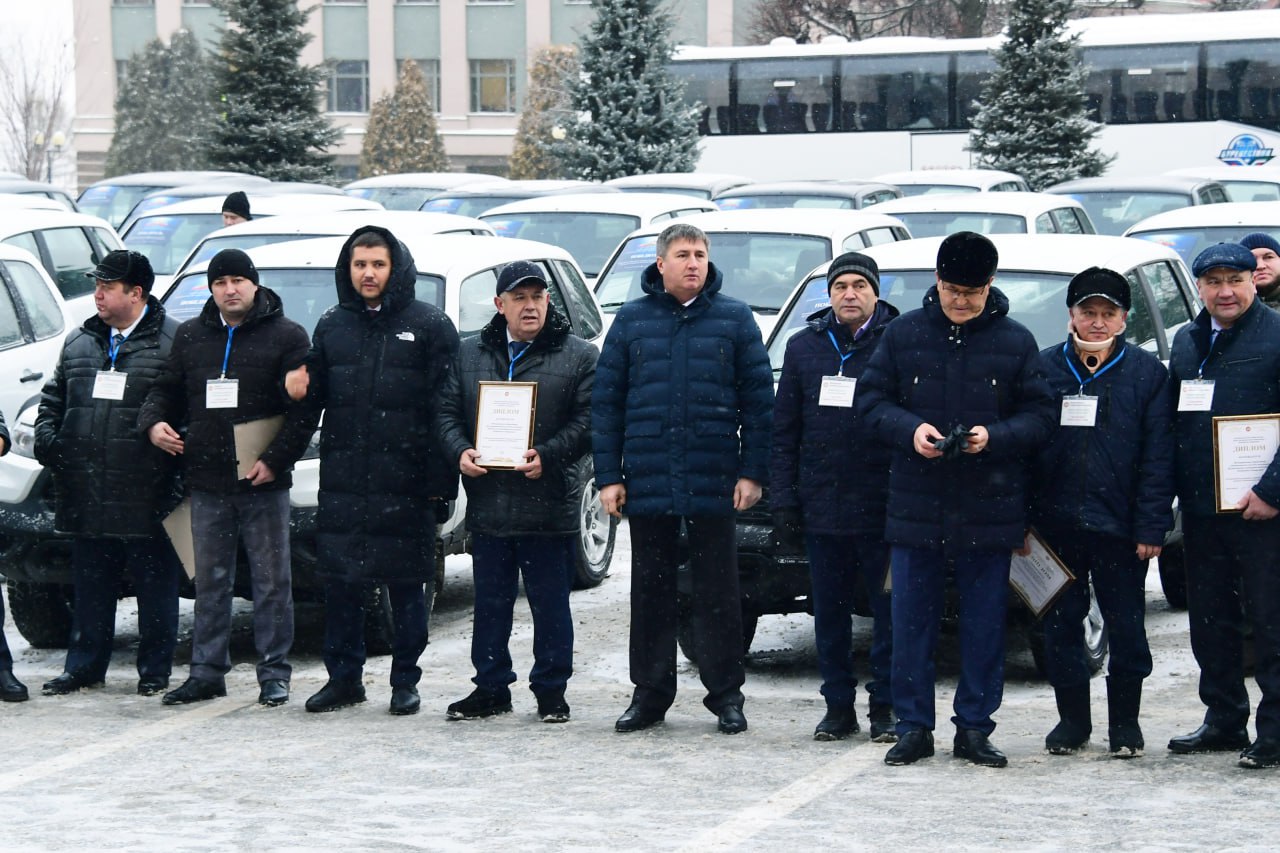 Ключи от 100 автомобилей вручил Рустам Минниханов победителям республиканского смотра-конкурса среди муниципальных образований Ключи от 100 автомобилей вручил Рустам Минниханов победителям республиканского смотра-конкурса среди муниципальных образований