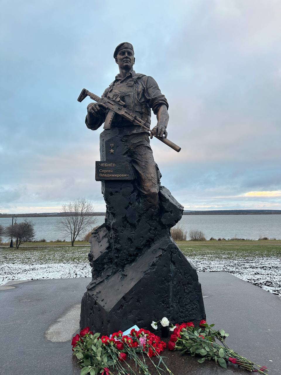 Делегация Татарстана в Курской области возложила цветы к памятнику Герою России из Набережных Челнов