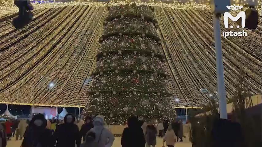 Главная ёлка Казани зажгла огоньки — ловите новогодний +вайб