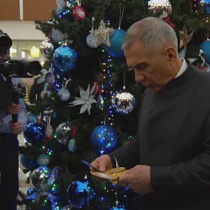 Рустам Минниханов в рамках акции «Елка желаний» взял на исполнение мечты ещё двух юных татарстанцев