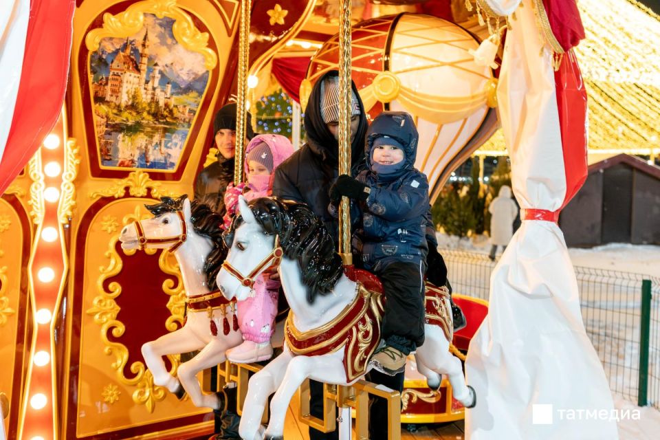 Накануне у «Чаши» зажглась главная новогодняя елка Казани