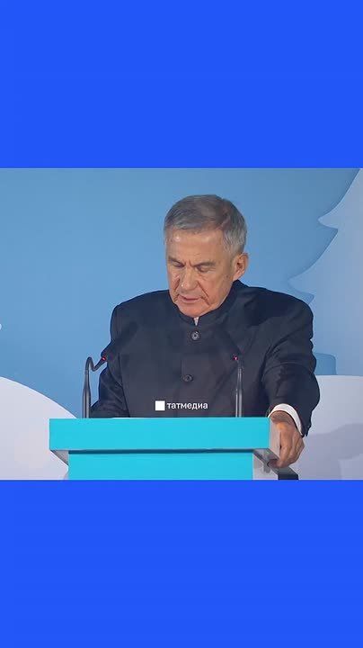 «Каждый из вас – яркая звезда»: Рустам Минниханов поздравил детей на Республиканской ёлке