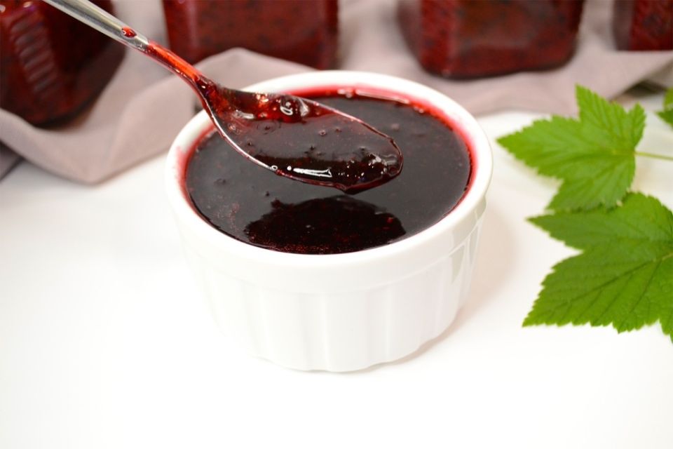 Как сохранить черную смородину на зиму: простое решение для жарких дней