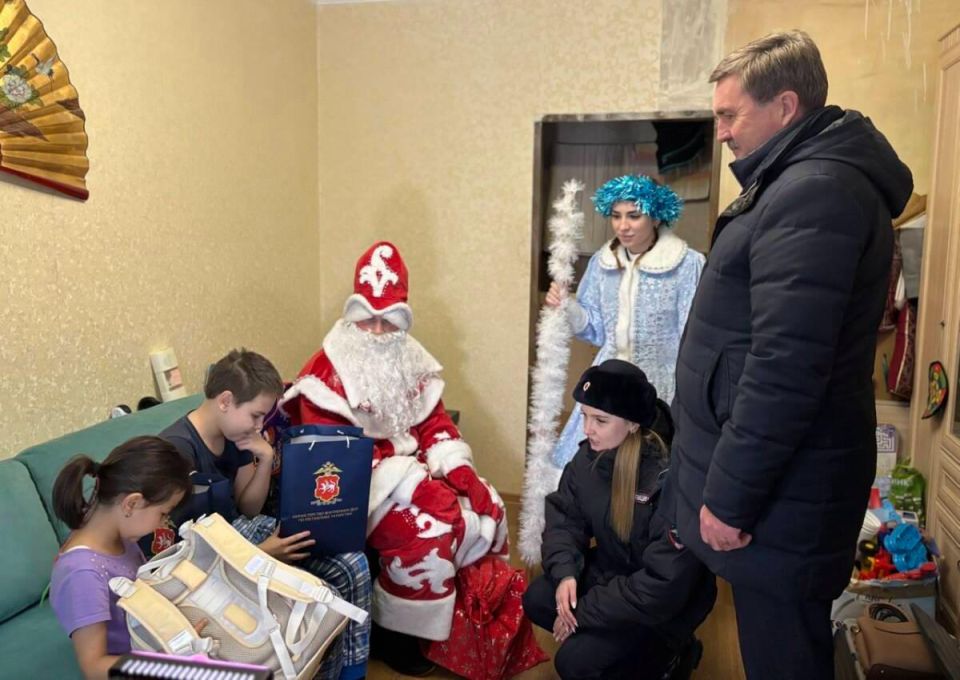 В Казани полицейский Дед Мороз навестил семьи с детьми