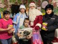 В Казани Полицейский Дед Мороз совместно с общественниками продолжает навещать детей