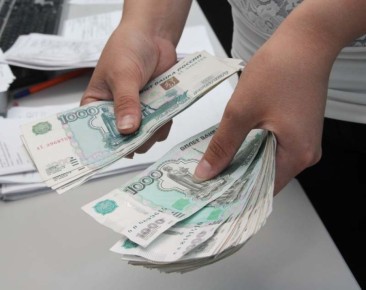 Ошибочная зарплата в 1,8 млн рублей: кто должен вернуть деньги?