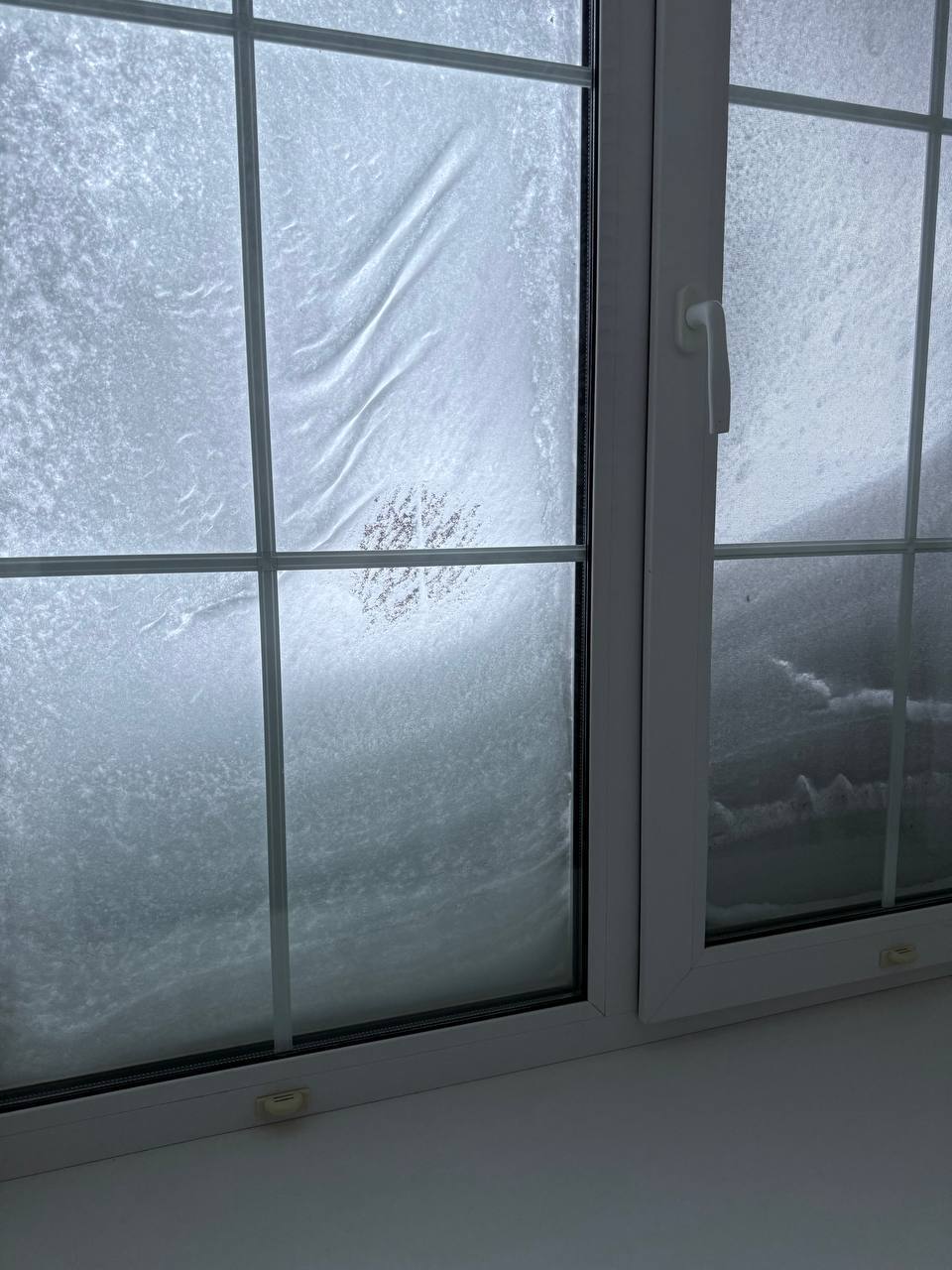 Снежный коллапс в Казани: люди пытаются пробраться сквозь огромные сугробы, а машины застревают и не могут выехать с парковок Снежный коллапс в Казани: люди пытаются пробраться сквозь огромные сугробы, а машины застревают и не могут выехать с парковок