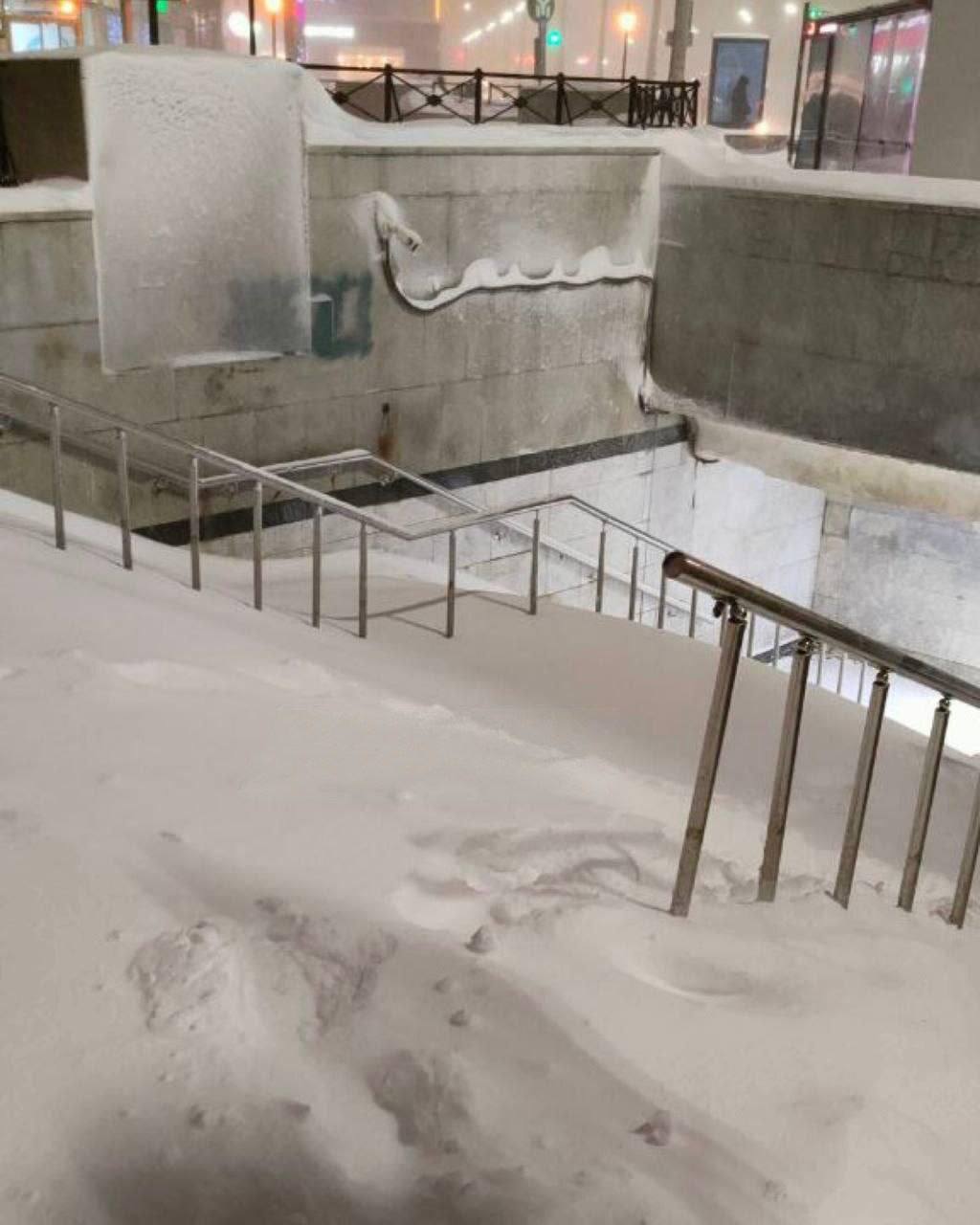 1 Казань замело.. Мощная метель парализовала движение на дорогах, люди пробираются по сугробам. Более 30 авиарейсов изменили свое расписание 1 Казань замело.. Мощная метель парализовала движение на дорогах, люди пробираются по сугробам. Более 30 авиарейсов изменили свое расписание