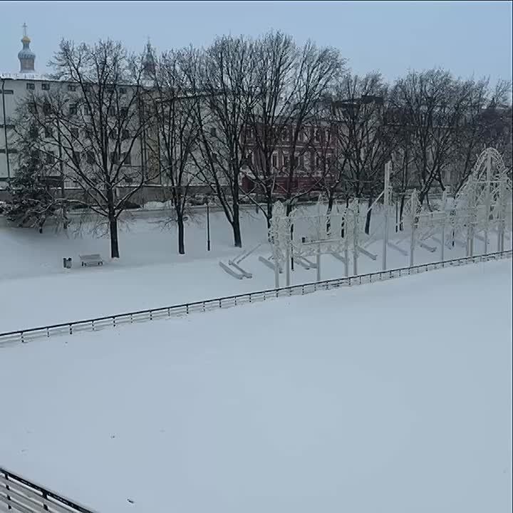Каток в парке «Чёрное озеро» временно не работает из-за сильного снегопада