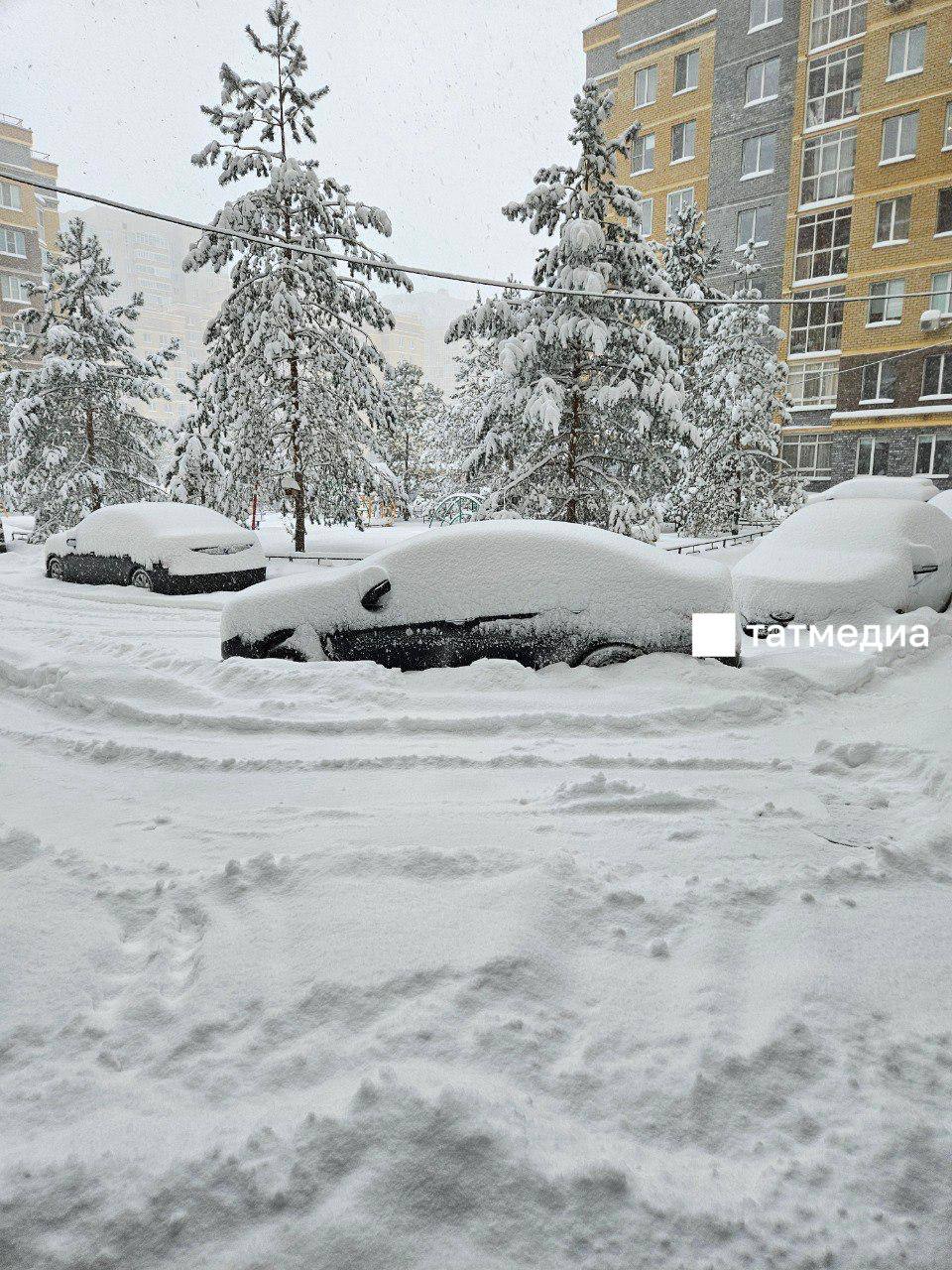 Казань продолжает заносить снегом Казань продолжает заносить снегом