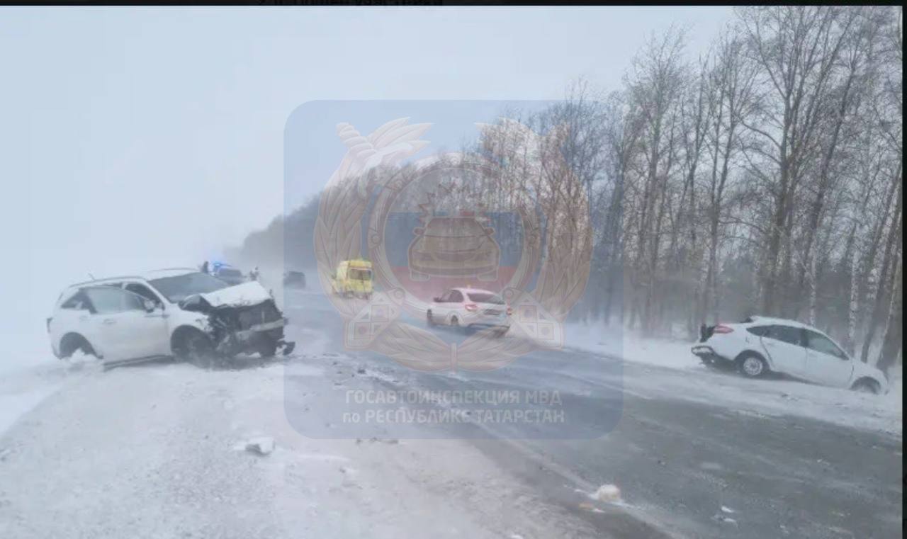4 января в Нижнекамском районе водитель автомобиля Лада, по предварительным данным, не учёл дорожно-метеорологические условия, не справился с управлением, выехал на встречную полосу и совершил столкновение с автомобилем Kia 4 января в Нижнекамском районе водитель автомобиля Лада, по предварительным данным, не учёл дорожно-метеорологические условия, не справился с управлением, выехал на встречную полосу и совершил столкновение с автомобилем Kia