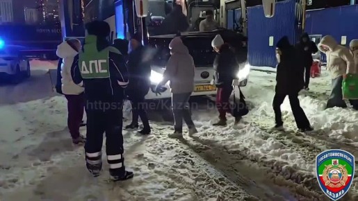 ГАИ Казани помогла вызволить из сугроба автобус с 42 туристами