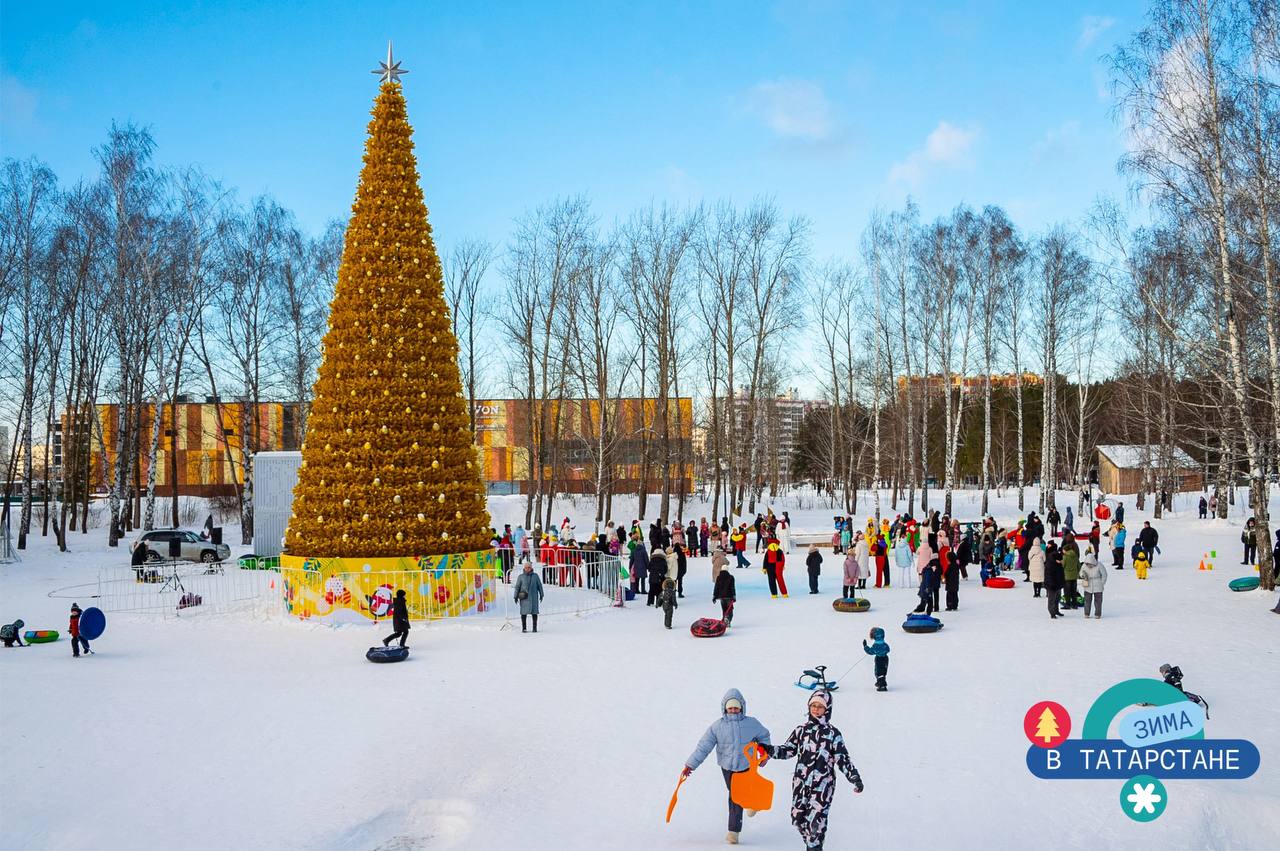 Сегодня, в преддверии Рождества, в парке «Семья» у новогодней ёлки состоялась игровая программа «Рождественские колядки»