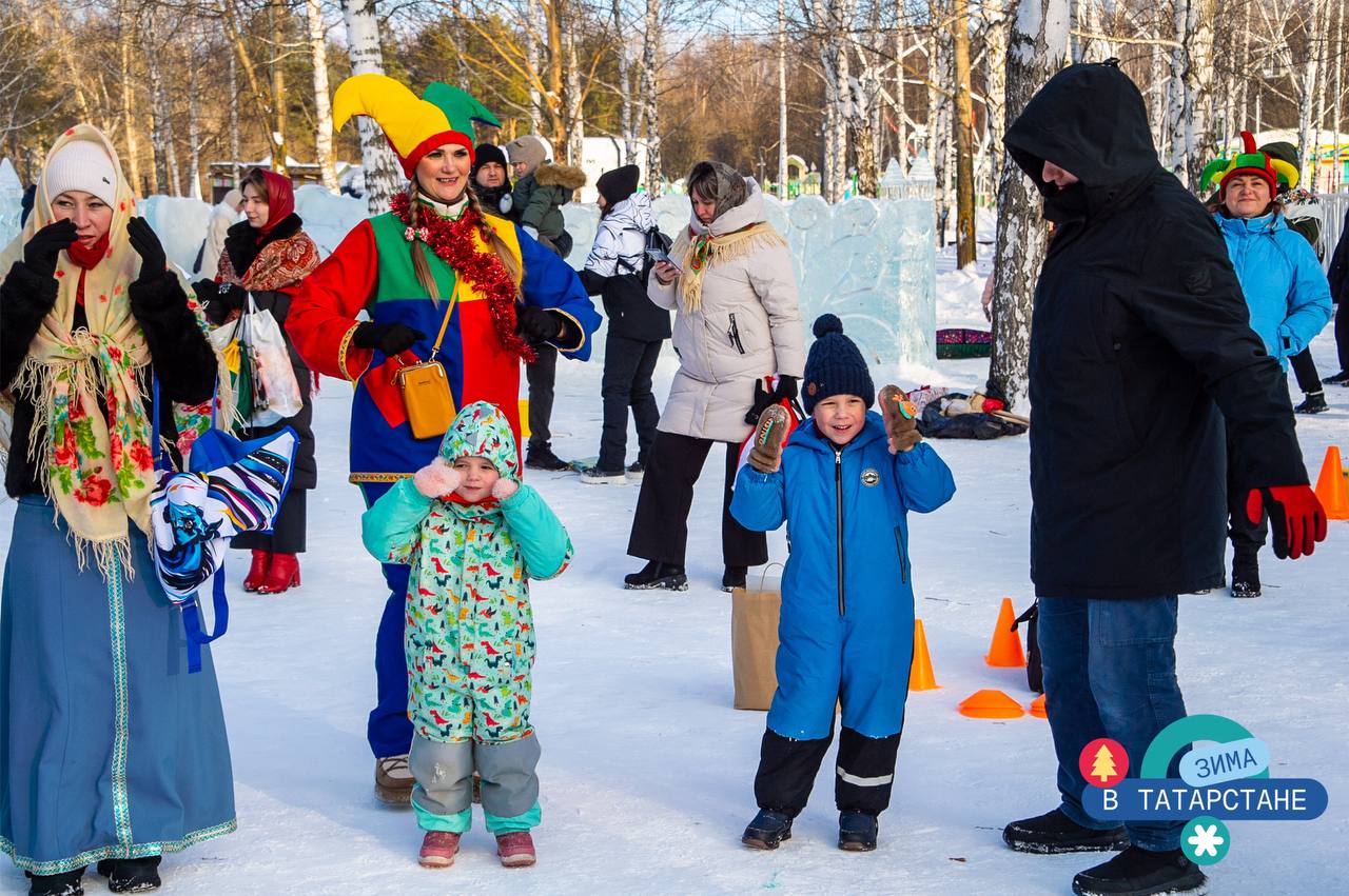Сегодня, в преддверии Рождества, в парке «Семья» у новогодней ёлки состоялась игровая программа «Рождественские колядки» Сегодня, в преддверии Рождества, в парке «Семья» у новогодней ёлки состоялась игровая программа «Рождественские колядки»