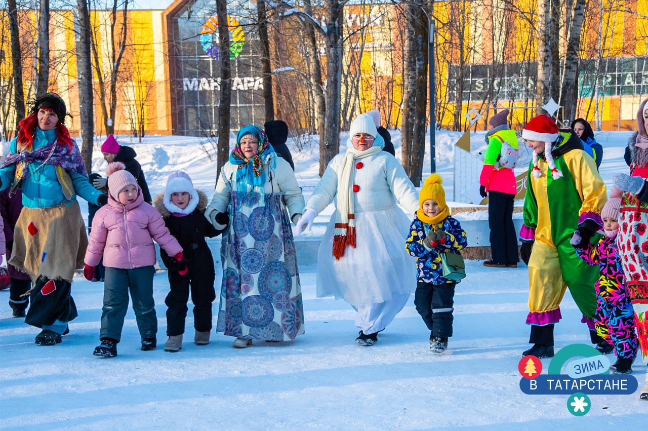 Сегодня, в преддверии Рождества, в парке «Семья» у новогодней ёлки состоялась игровая программа «Рождественские колядки» Сегодня, в преддверии Рождества, в парке «Семья» у новогодней ёлки состоялась игровая программа «Рождественские колядки»