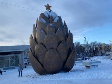 В парке им. Горького нас встречает огромная шишка