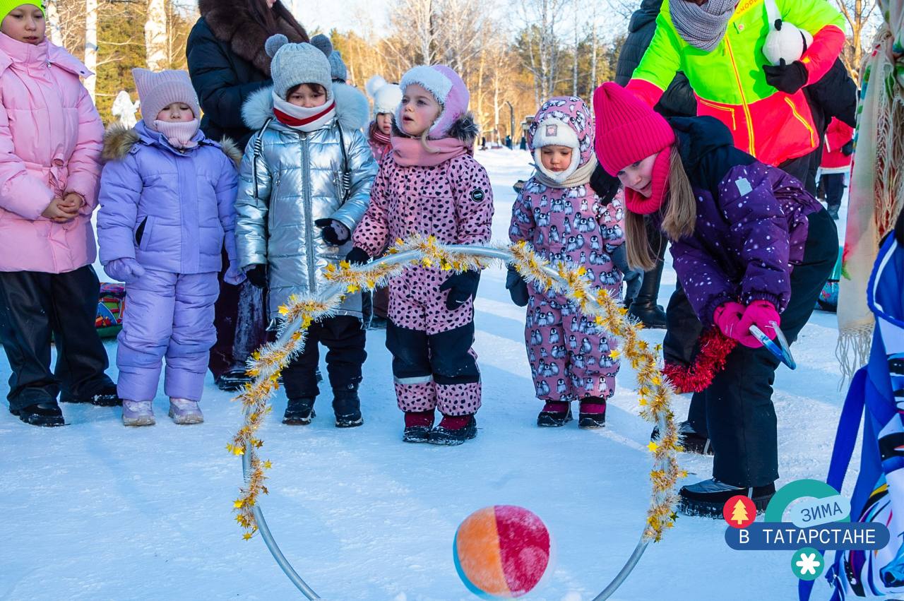 Сегодня, в преддверии Рождества, в парке «Семья» у новогодней ёлки состоялась игровая программа «Рождественские колядки» Сегодня, в преддверии Рождества, в парке «Семья» у новогодней ёлки состоялась игровая программа «Рождественские колядки»