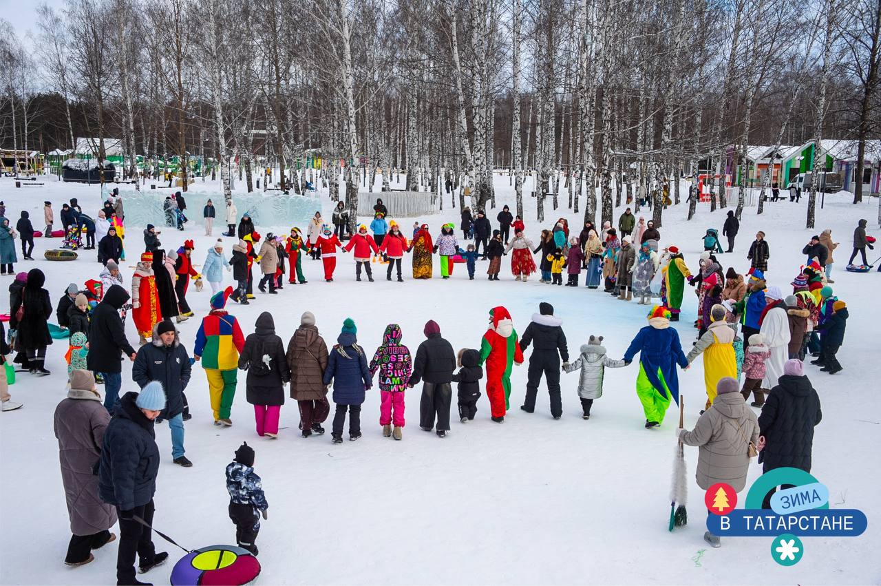 Сегодня, в преддверии Рождества, в парке «Семья» у новогодней ёлки состоялась игровая программа «Рождественские колядки» Сегодня, в преддверии Рождества, в парке «Семья» у новогодней ёлки состоялась игровая программа «Рождественские колядки»