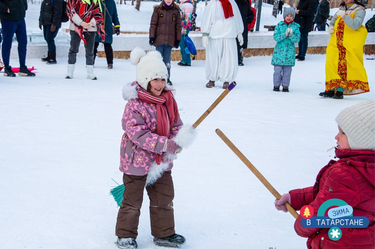 Сегодня, в преддверии Рождества, в парке «Семья» у новогодней ёлки состоялась игровая программа «Рождественские колядки» Сегодня, в преддверии Рождества, в парке «Семья» у новогодней ёлки состоялась игровая программа «Рождественские колядки»
