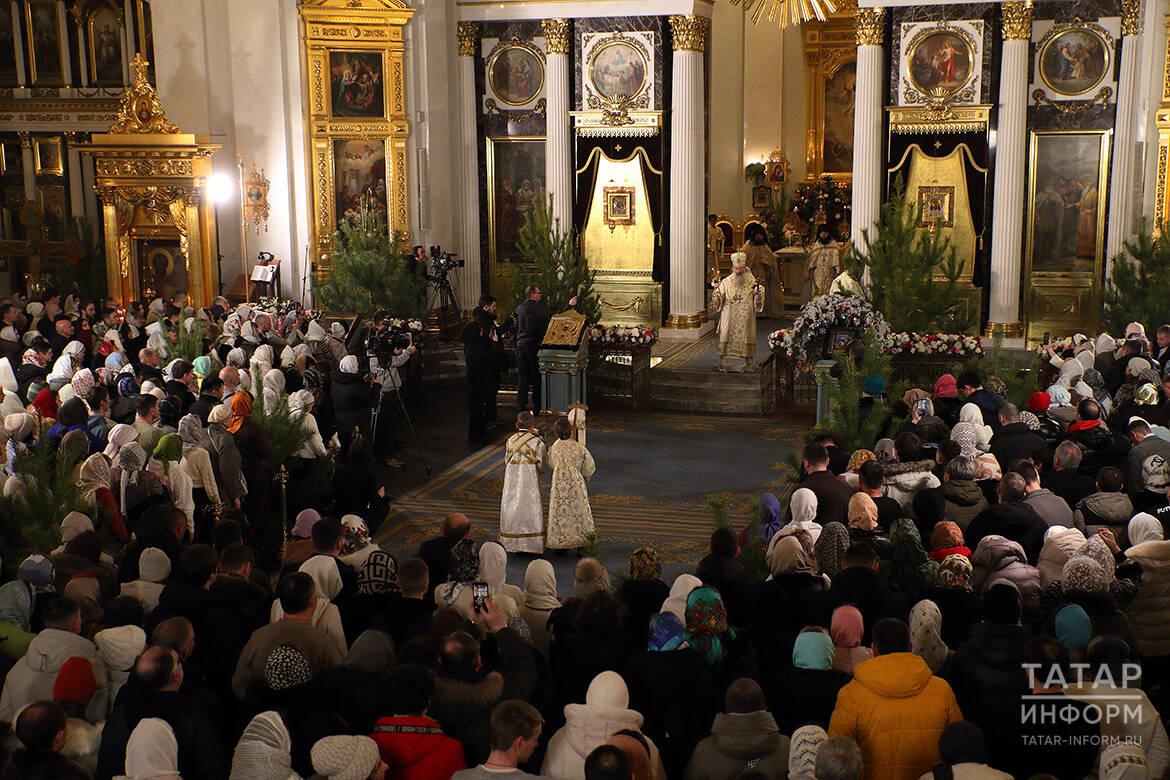 Митрополит Кирилл возглавил рождественскую службу в Казанском соборе Митрополит Кирилл возглавил рождественскую службу в Казанском соборе