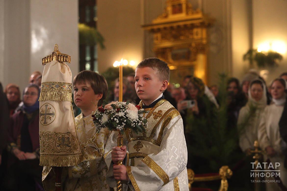 Митрополит Кирилл возглавил рождественскую службу в Казанском соборе Митрополит Кирилл возглавил рождественскую службу в Казанском соборе