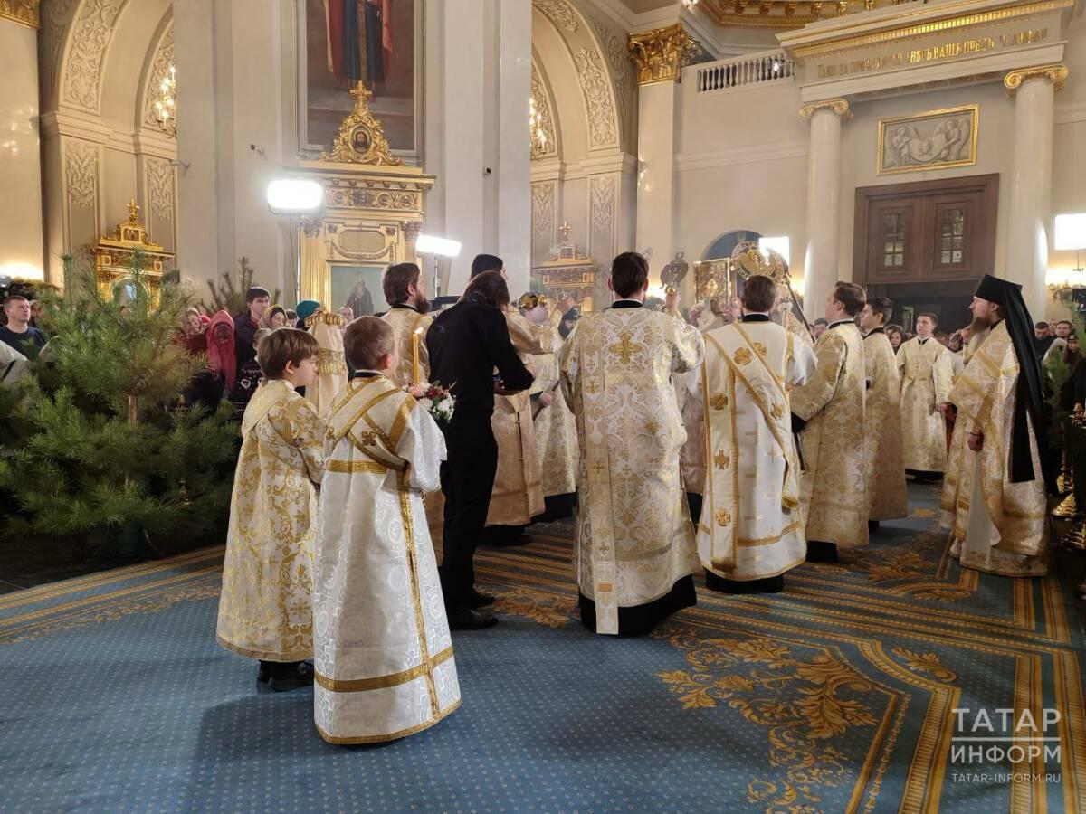 Митрополит Кирилл возглавил рождественскую службу в Казанском соборе Митрополит Кирилл возглавил рождественскую службу в Казанском соборе
