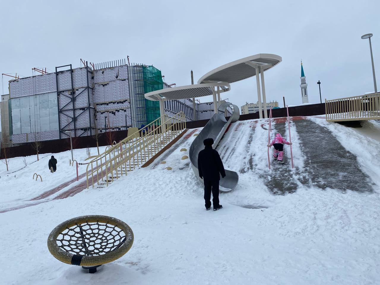 Снежный бульвар им. Серова. Несмотря на изобилие снега, люди потихоньку гуляют и даже катаются с горок