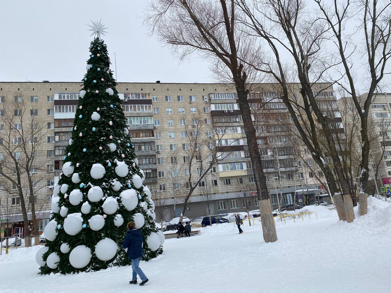 Снежный бульвар им. Серова. Несмотря на изобилие снега, люди потихоньку гуляют и даже катаются с горок Снежный бульвар им. Серова. Несмотря на изобилие снега, люди потихоньку гуляют и даже катаются с горок