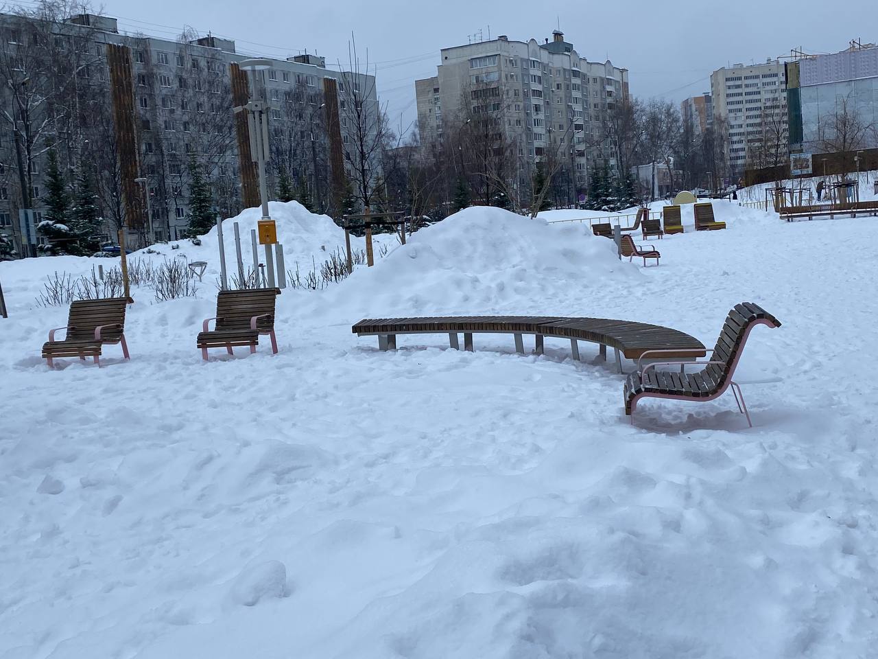 Снежный бульвар им. Серова. Несмотря на изобилие снега, люди потихоньку гуляют и даже катаются с горок Снежный бульвар им. Серова. Несмотря на изобилие снега, люди потихоньку гуляют и даже катаются с горок
