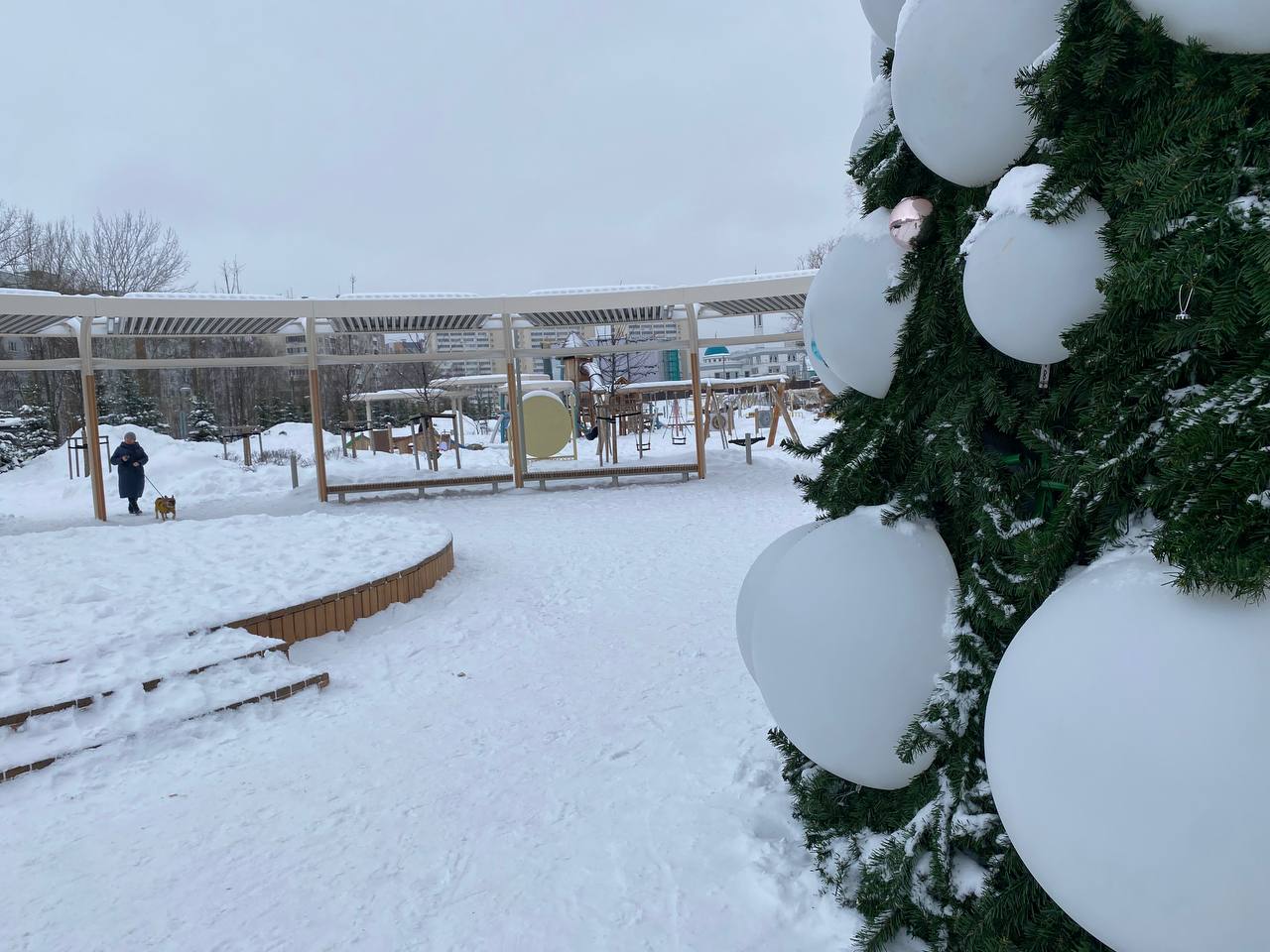 Снежный бульвар им. Серова. Несмотря на изобилие снега, люди потихоньку гуляют и даже катаются с горок Снежный бульвар им. Серова. Несмотря на изобилие снега, люди потихоньку гуляют и даже катаются с горок