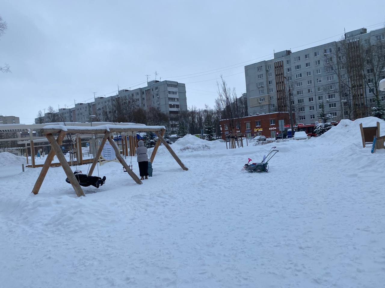 Снежный бульвар им. Серова. Несмотря на изобилие снега, люди потихоньку гуляют и даже катаются с горок Снежный бульвар им. Серова. Несмотря на изобилие снега, люди потихоньку гуляют и даже катаются с горок
