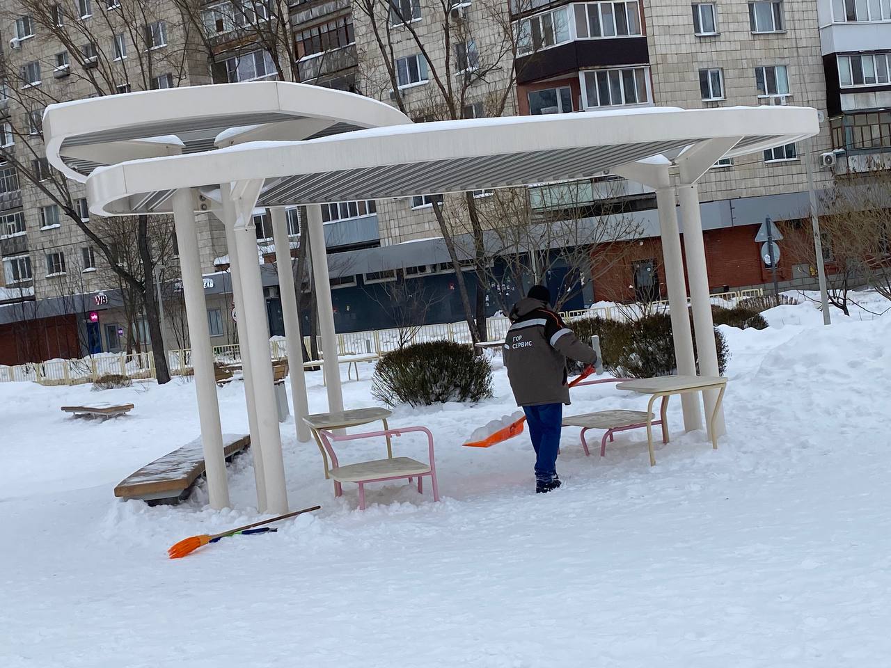 Снежный бульвар им. Серова. Несмотря на изобилие снега, люди потихоньку гуляют и даже катаются с горок Снежный бульвар им. Серова. Несмотря на изобилие снега, люди потихоньку гуляют и даже катаются с горок