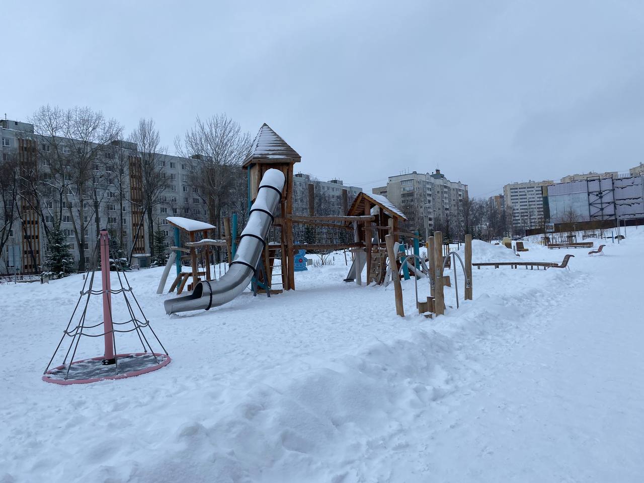 Снежный бульвар им. Серова. Несмотря на изобилие снега, люди потихоньку гуляют и даже катаются с горок Снежный бульвар им. Серова. Несмотря на изобилие снега, люди потихоньку гуляют и даже катаются с горок