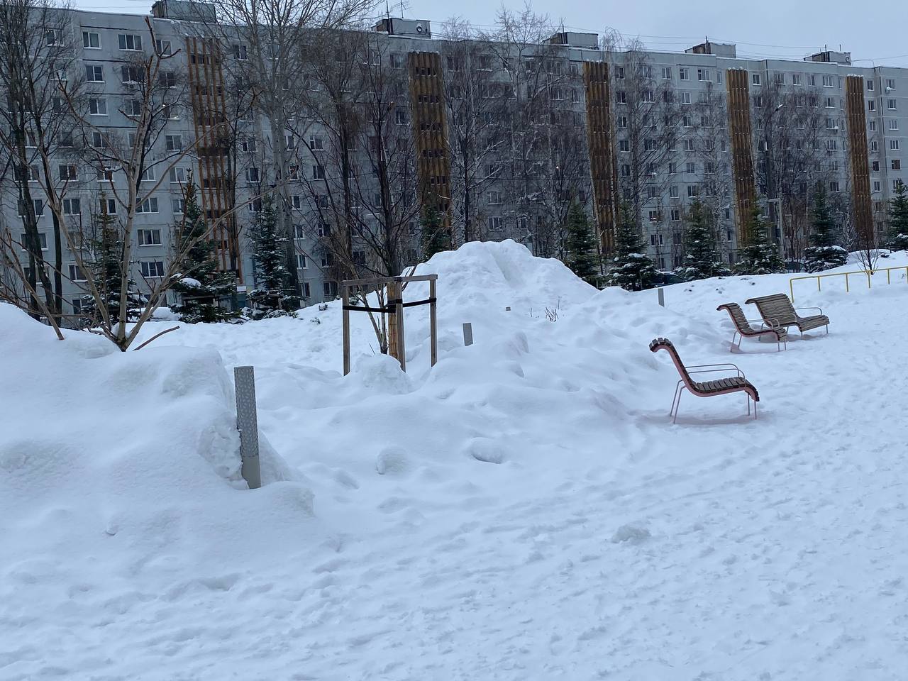 Снежный бульвар им. Серова. Несмотря на изобилие снега, люди потихоньку гуляют и даже катаются с горок Снежный бульвар им. Серова. Несмотря на изобилие снега, люди потихоньку гуляют и даже катаются с горок